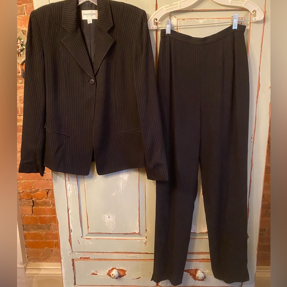 Gorgeous Vintage Emanuel Ungaro Size 2/4 Black Pinstripe Pant Suit